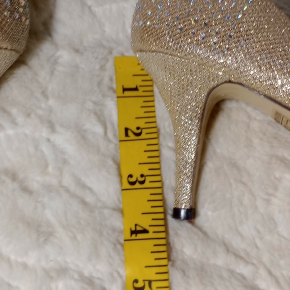 PIERRE DUMAS TANGO GOLD PUMPS, SIZE 8 - Picture 5 of 8